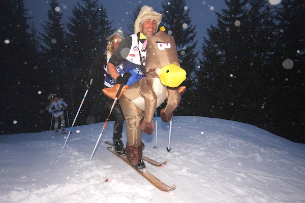 Bilan des Millet Ski Touring Courchevel 2015 6 Laurent Robin et Florimond Gachet déguisés en cavalier sur le cheval (1er prix du jury).